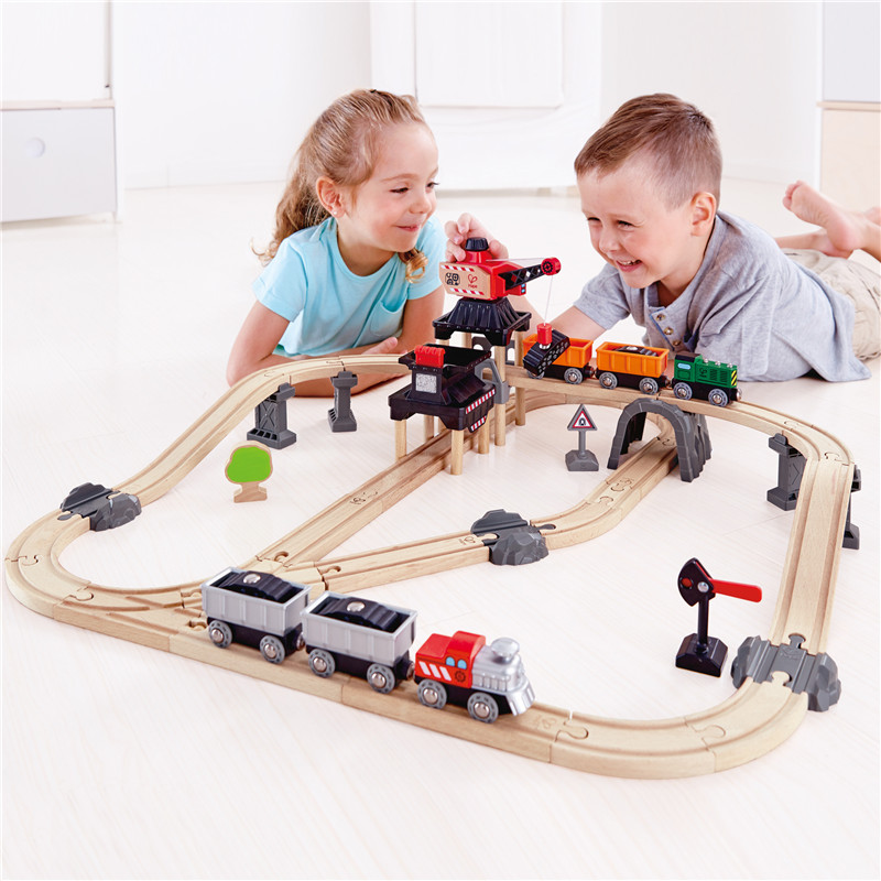 Hape Crane Dan Set Kereta Kargo | Set Mainan Kereta Kayu Dengan Derek Magnetik, Pemuat yang Dioperasikan dengan Tombol dan Sinyal Rel yang Dapat Disesuaikan